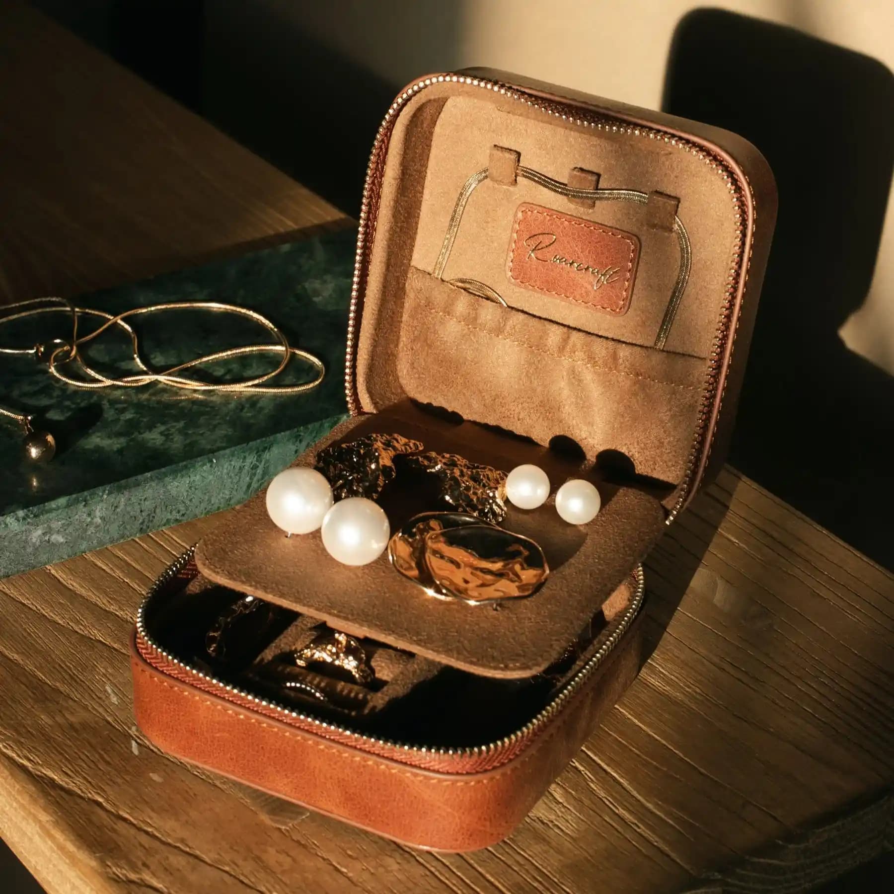 Deri Takılar ve Mobilya Dekorasyonunda Şıklık ve Dayanıklılık Rehberi