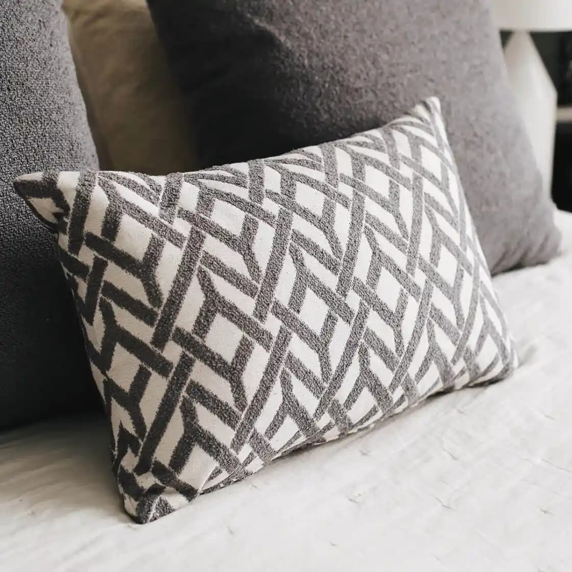 Dikdörtgen Kırlentler ile Ev Dekorasyonunda Şıklık ve Konforun Anahtarı