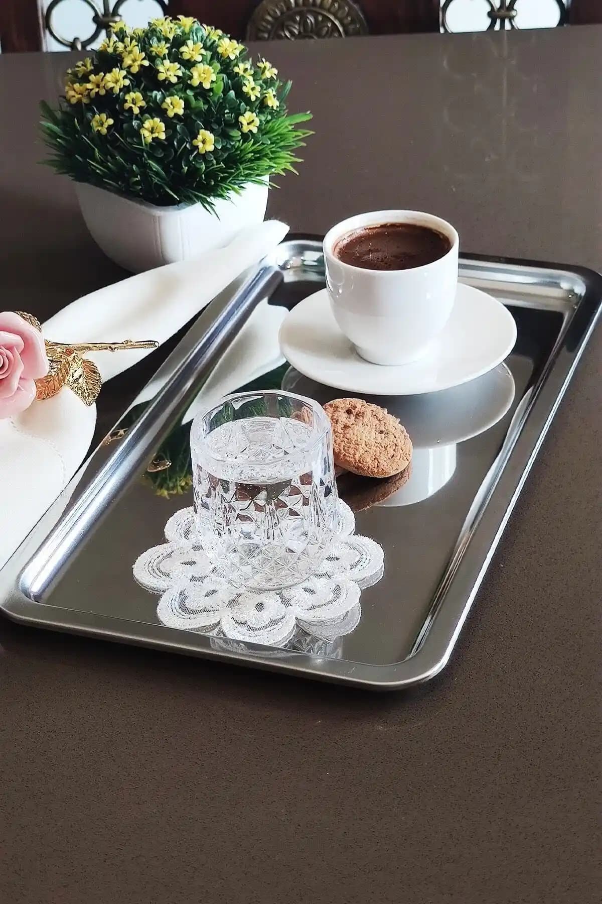 Dikdörtgen Sunum Tepsileri: Estetik ve İşlevsellik Bir Arada Dekorasyon Çözümü