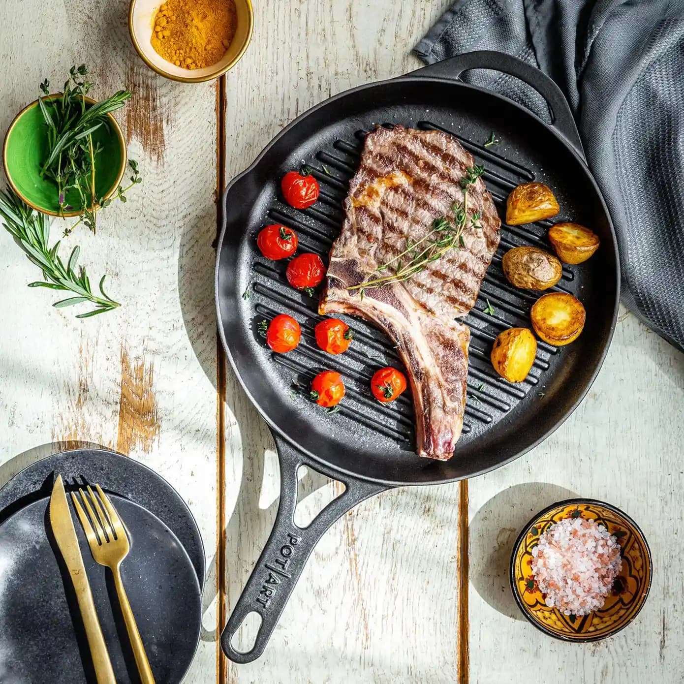 Döküm Grill Tava ile Mutfakta Estetik ve Dayanıklılığı Yakalayın