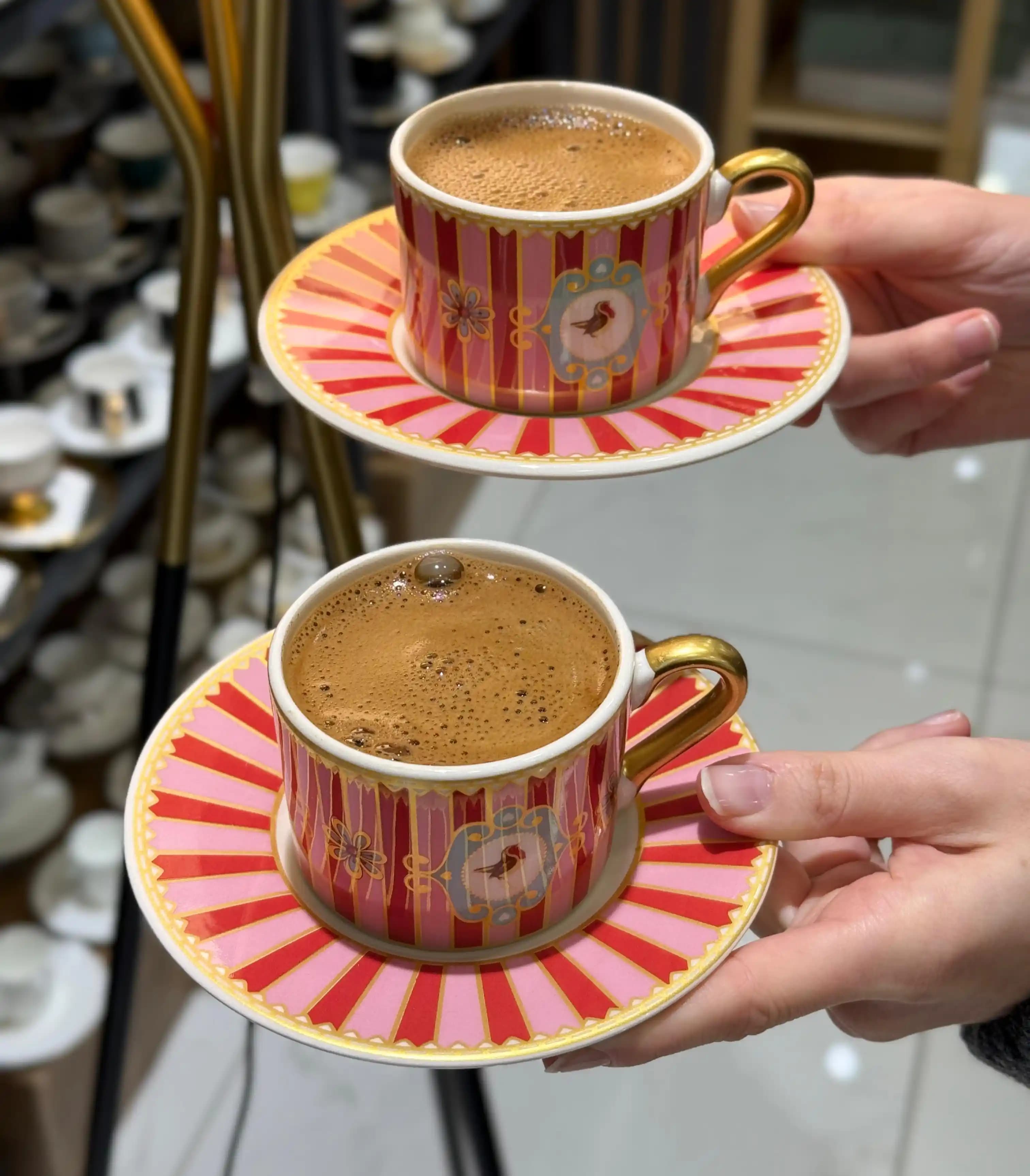 Duble Kahve Fincanı ile Dekorasyonda Zarafet ve Fonksiyonellik Sağlama