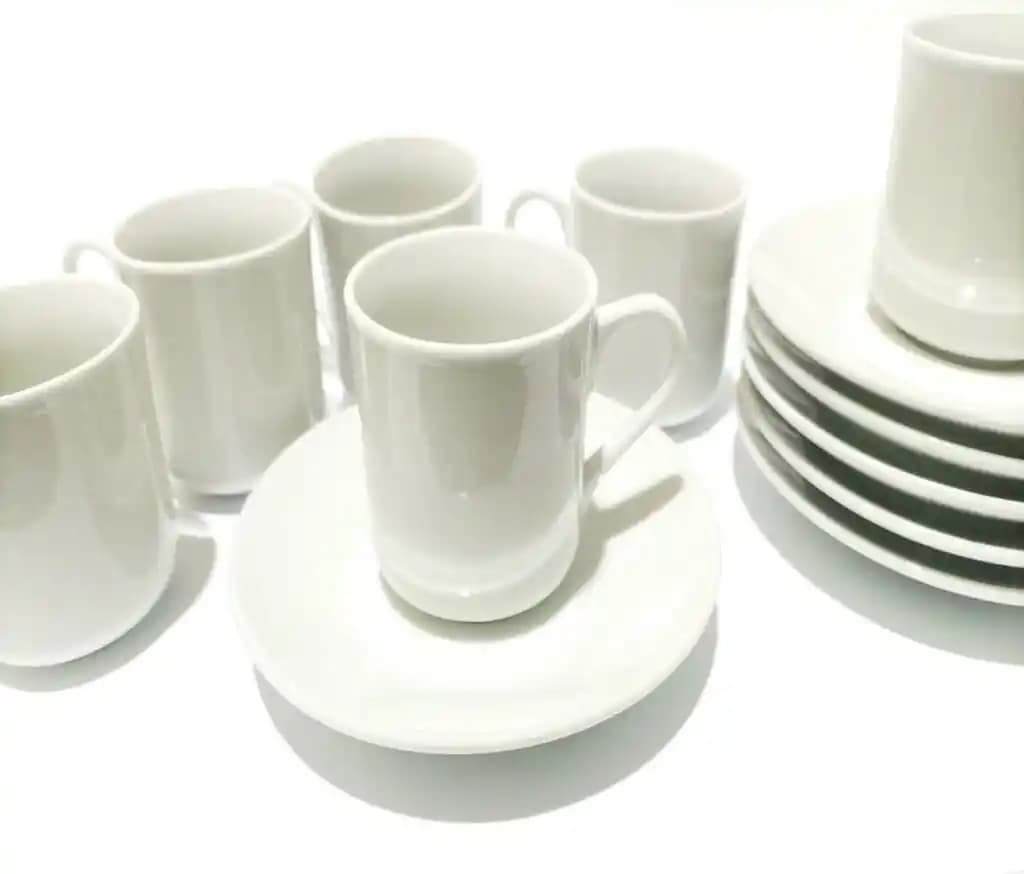 Düz Beyaz Fincanlar Dekorasyon ve Mobilya Trendlerinde Zarafetin Simgesi