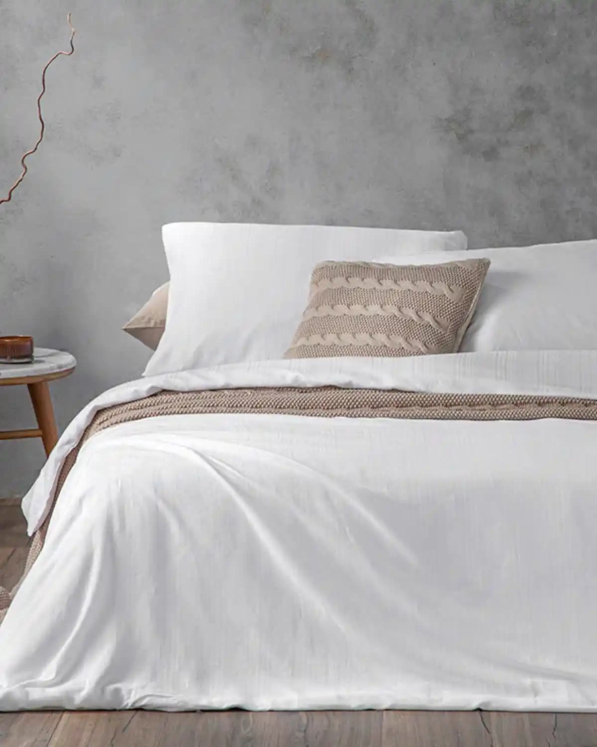 Düz Beyaz Nevresim Takımı: Şıklık ve Fonksiyonellik Sunan Yatak Odası Dekorasyonu