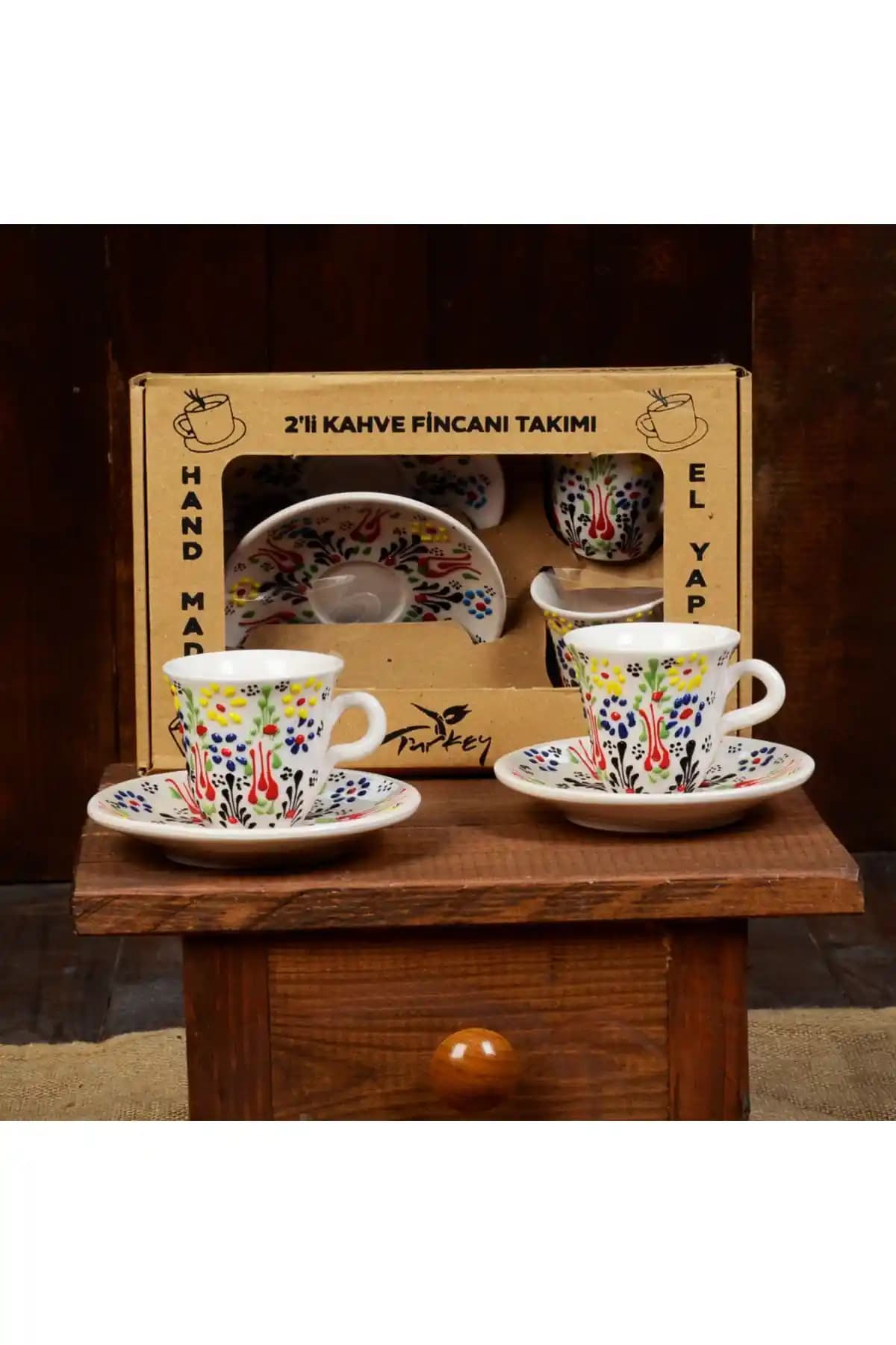 El Yapımı Çini Kahve Fincanları: Geleneksel Sanat ve Modern Dekorasyonun Buluşması