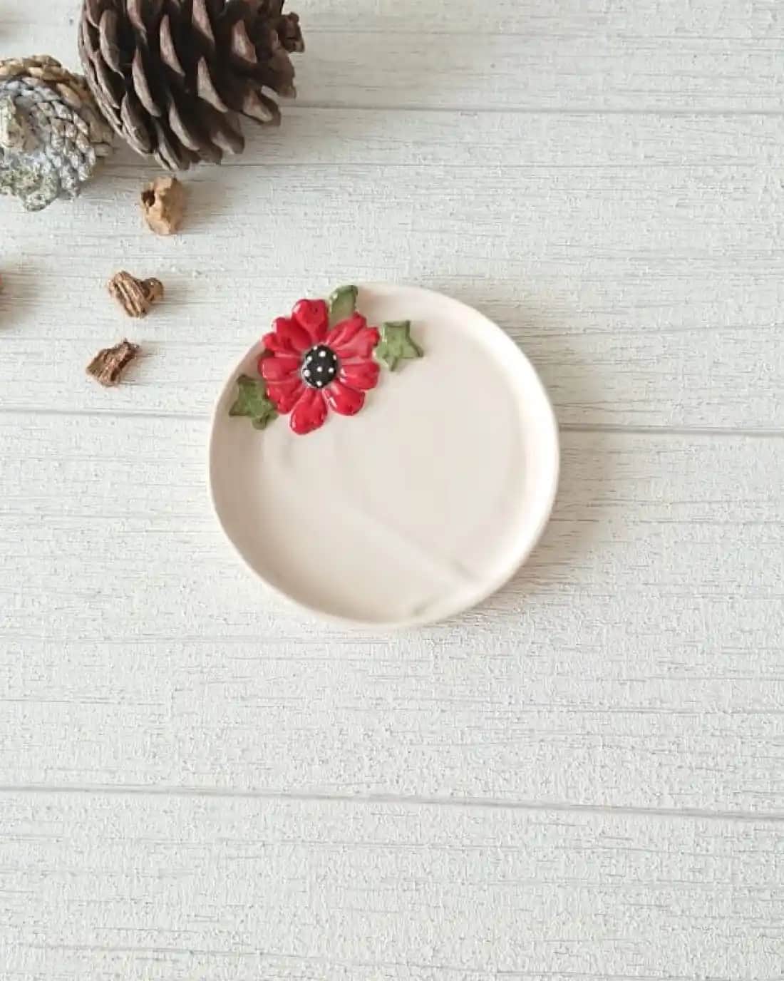 El Yapımı Seramik Tabaklar: Dekorasyon ve Mobilyada Sanatın Zarif Dokunuşu