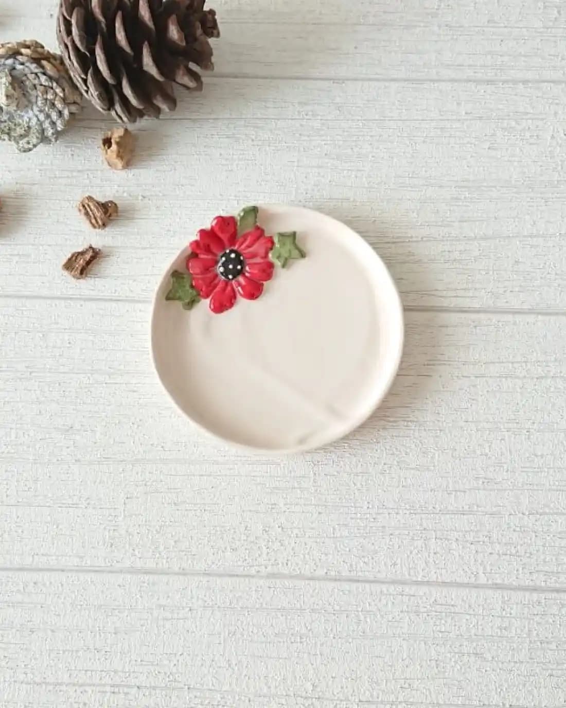 El Yapımı Seramik Tabaklar: Dekorasyon ve Mobilyada Sanatın Zarif Dokunuşu