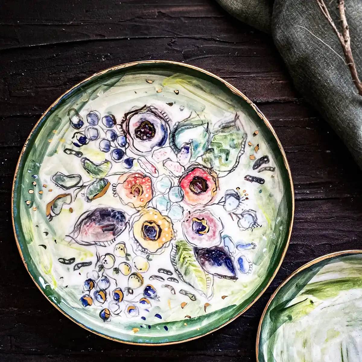 El Yapımı Seramik Tabaklar: Dekorasyon ve Mobilyada Zarafetin Modern Simgeleri