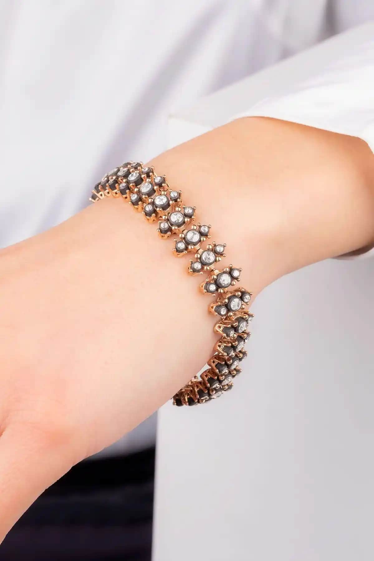 Elmas Su Yolu Bileklikleri ile Dekorasyonda Zarafet ve Şıklık Yaratın