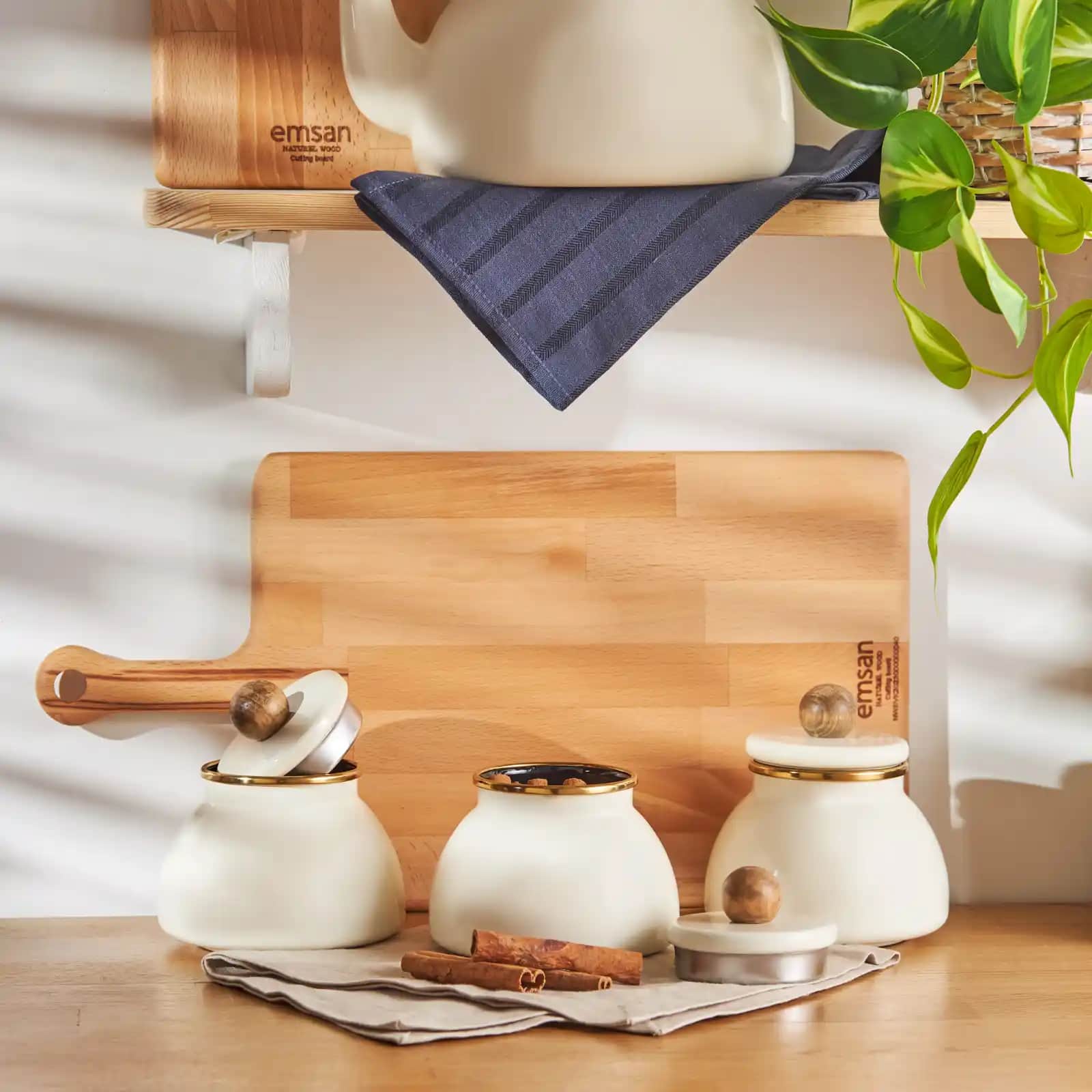 Emaye Baharat Takımı ile Mutfak Dekorasyonunuza Şıklık ve Dayanıklılık Katın