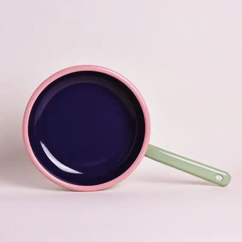 Emaye Tava Nedir ve Neden Mutfağınız İçin En İyi Seçenektir