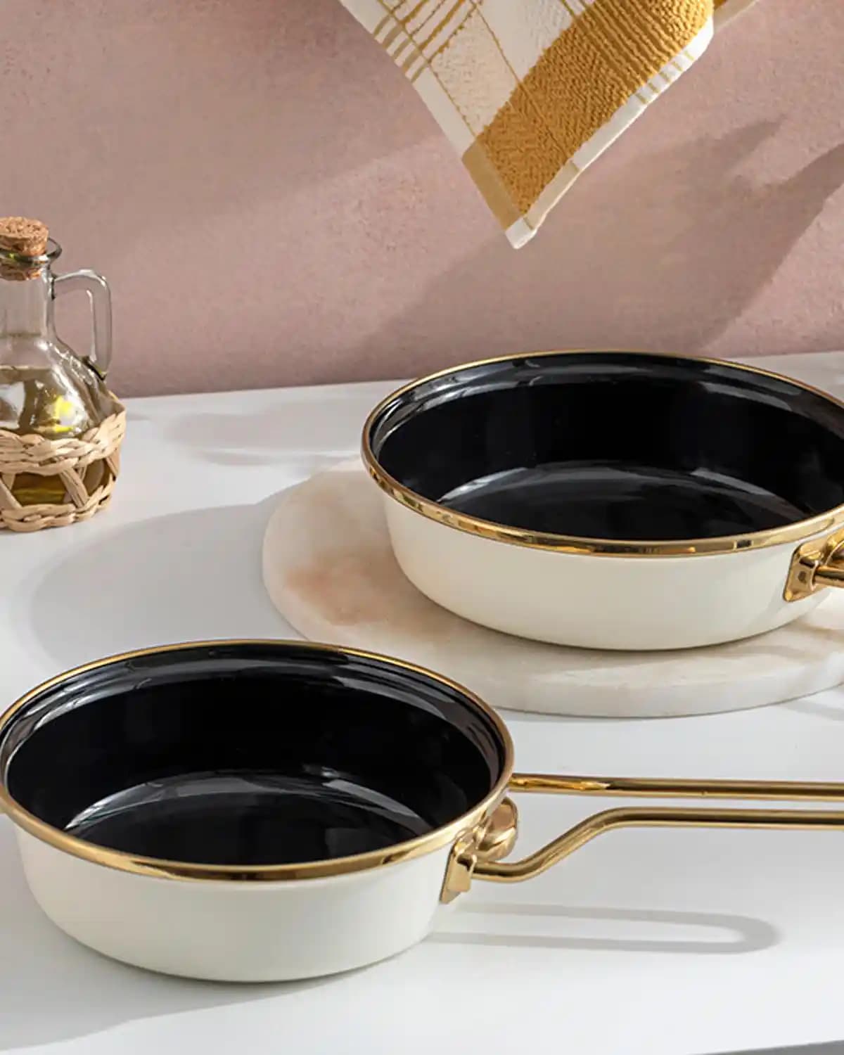 Emaye Tava Setleri: Estetik ve Dayanıklı Mutfak Dekorasyonunun En Güzel Seçenekleri