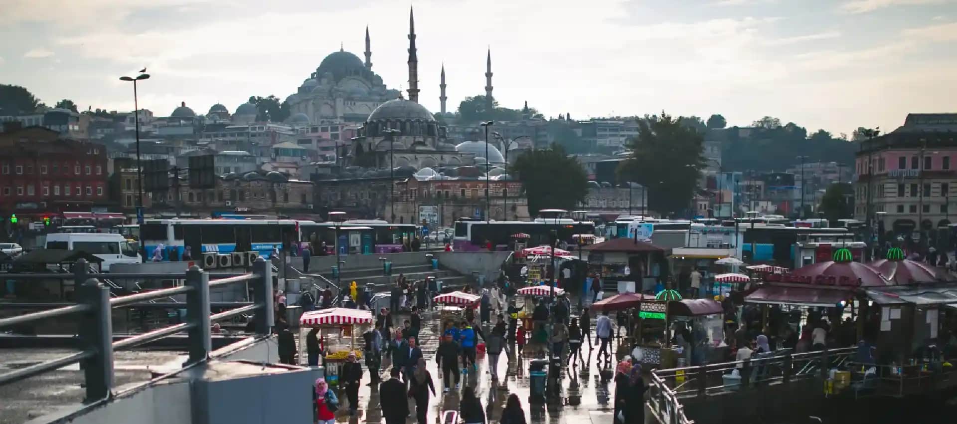 Eminönü'nde Valiz Satıcıları ve Dekorasyon İçin İlham Veren Fırsatlar