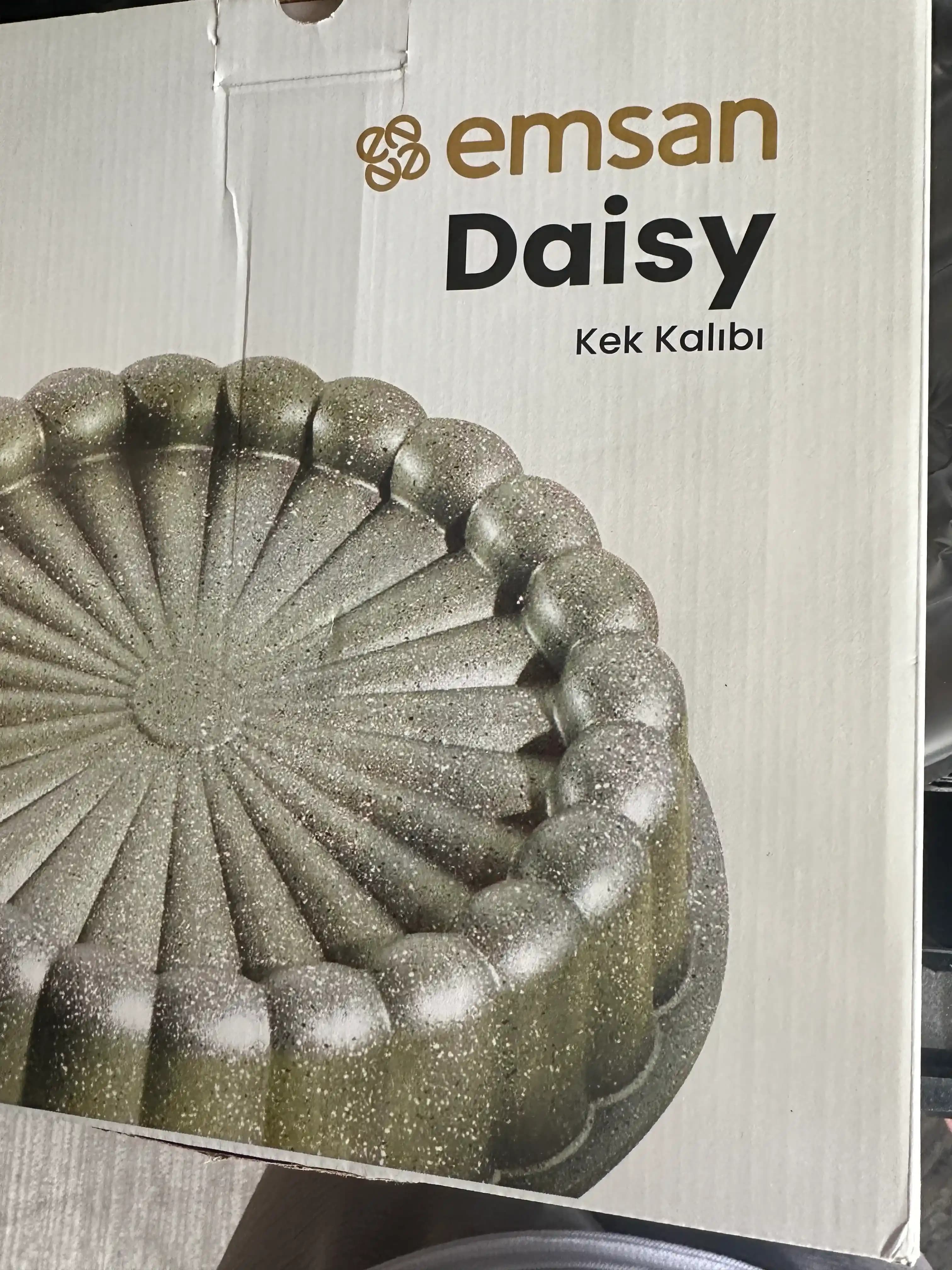 Emsan Dörtlü Kek Kalıbı ile Pratik ve Şık Kek Sunumları