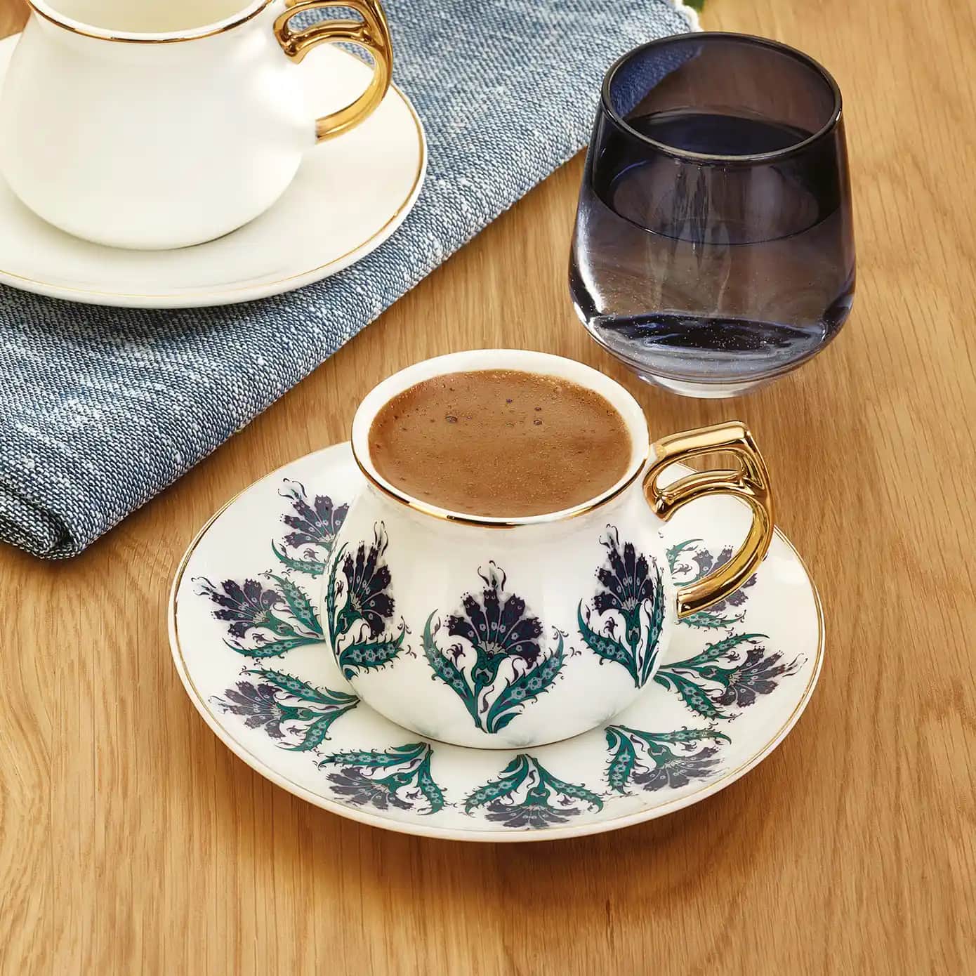 Emsan Karanfil Fincan Takımı: Geleneksel ve Modern Dekorasyonda Zarif Seçenek