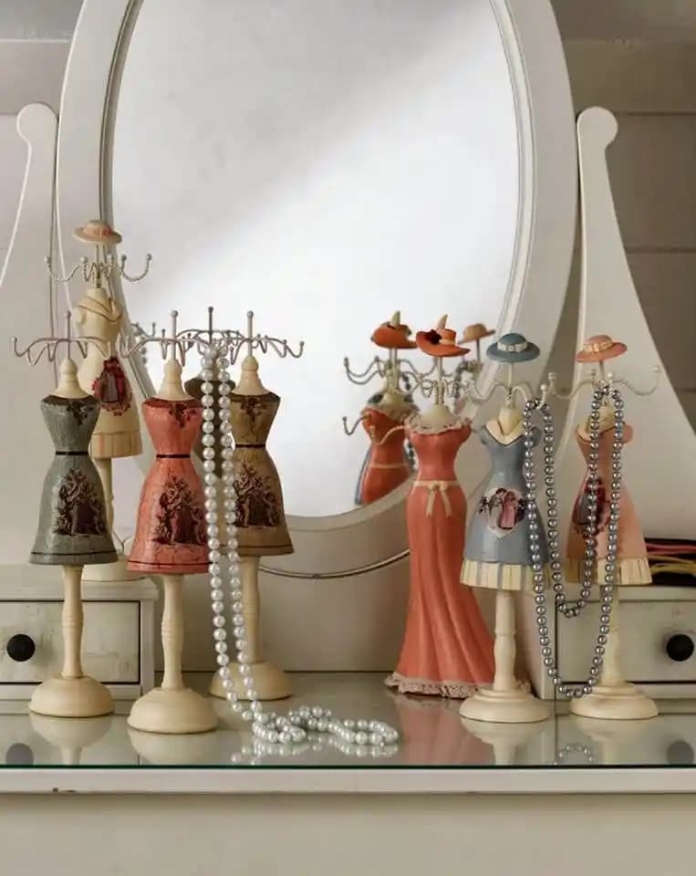 Ev Dekorasyonuna Uygun Fonksiyonel ve Şık Takı Askıları Çeşitleri ve Kullanım İpuçları