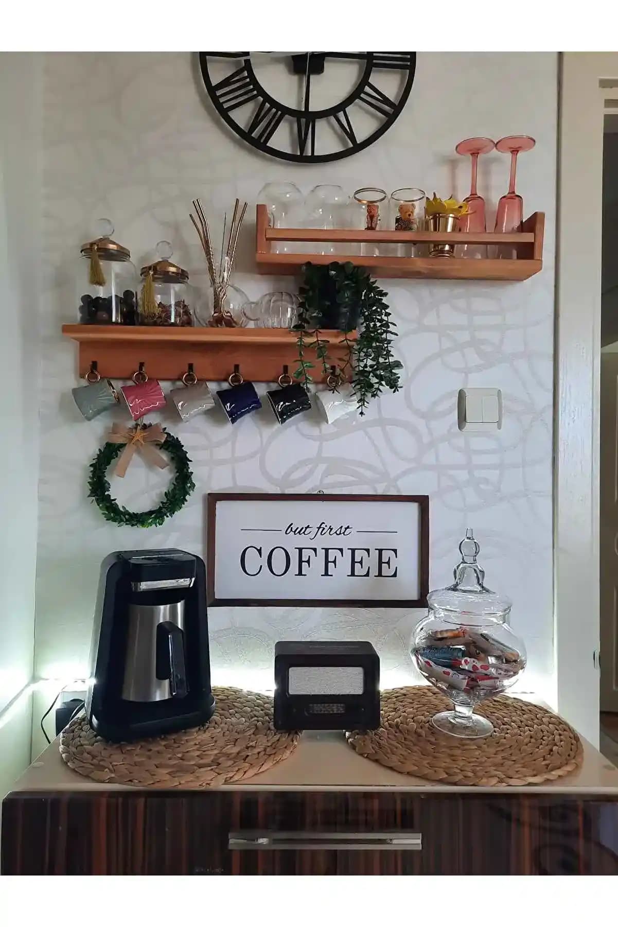 Ev Dekorasyonunda Ahşap Kahve Köşesi ile Sıcaklık ve Şıklık Yaratın