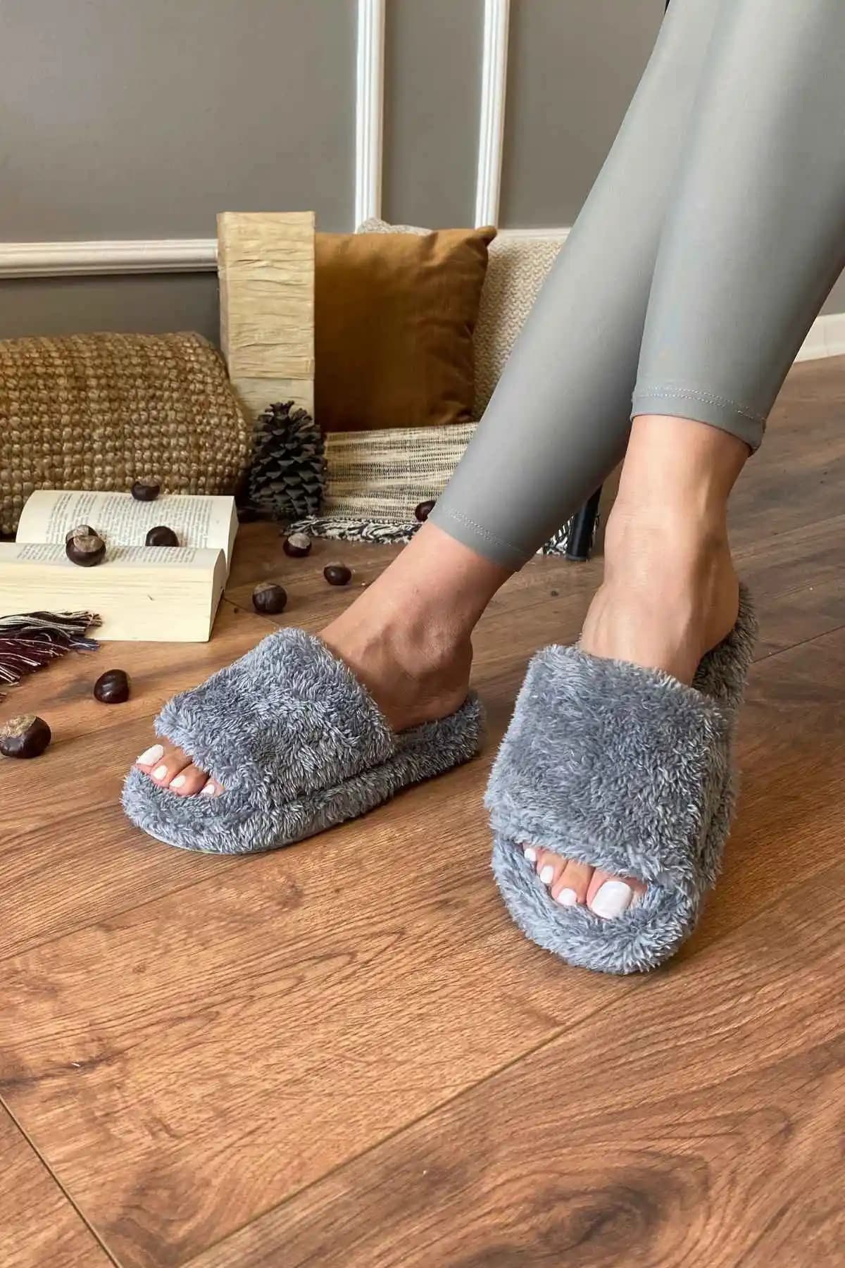 Ev Dekorasyonunda Konfor ve Şıklık Sağlayan Açık Ev Terliği Seçenekleri