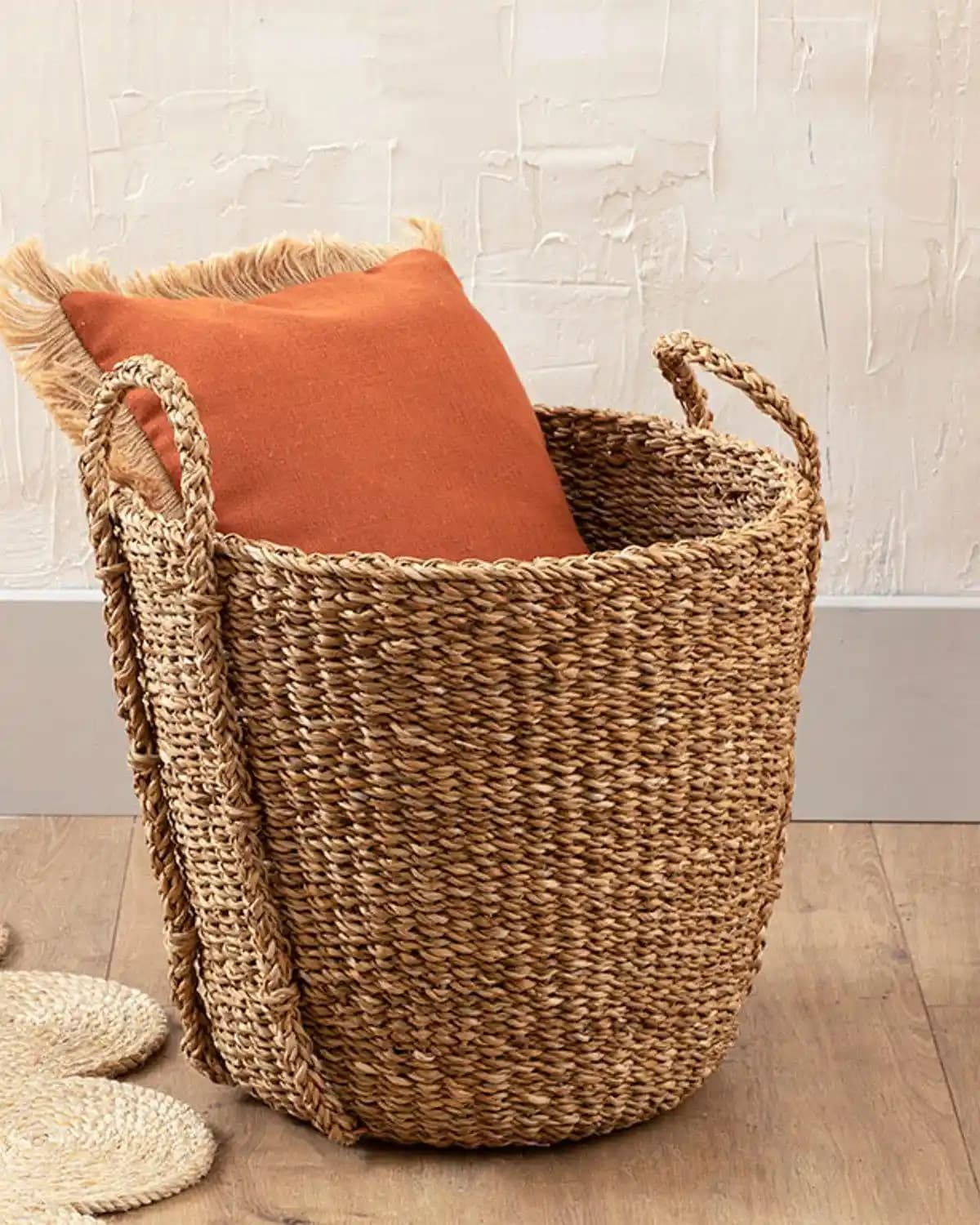 Evlerde Hasır Sepet Kullanımı: Dekorasyonda Şıklık ve Fonksiyonellik İpuçları