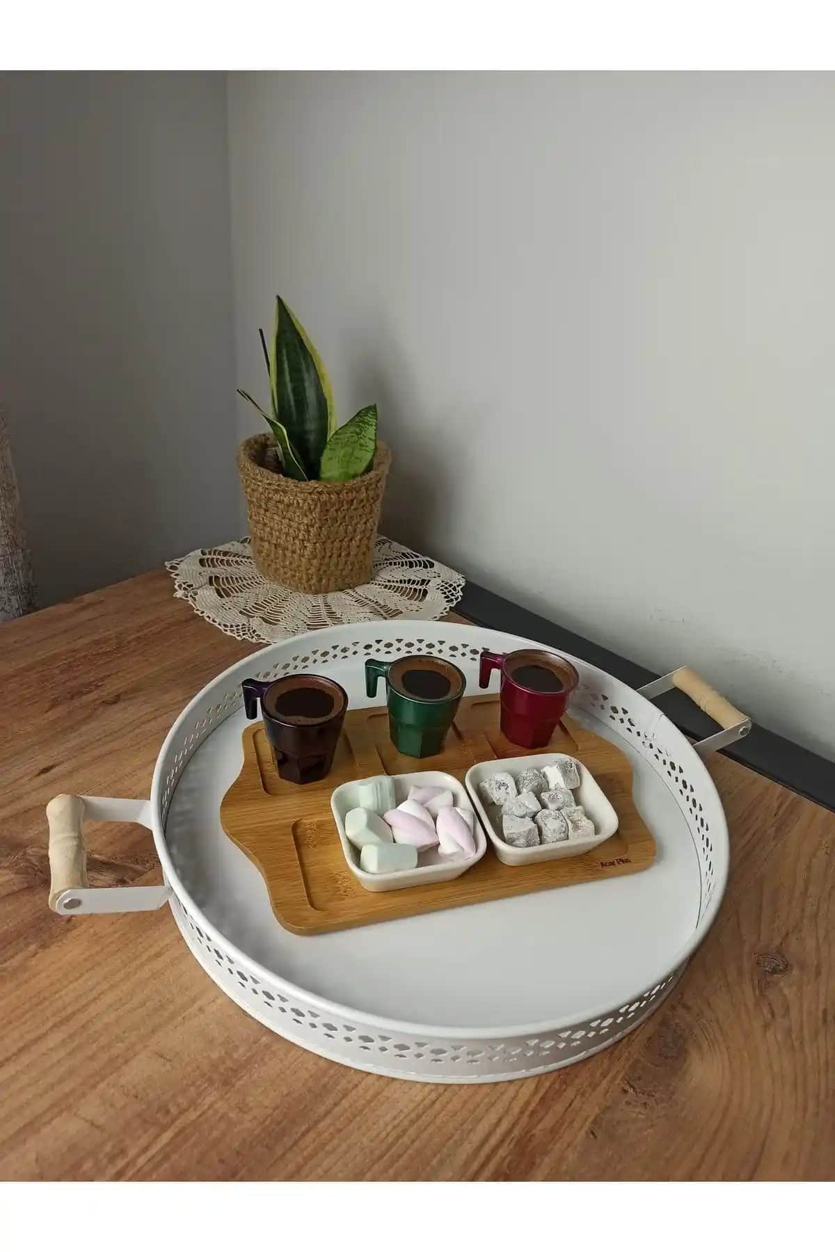 Ferforje Tepsi Modelleri ile Dekorasyonda Zarafet ve İşlevsellik Sağlama