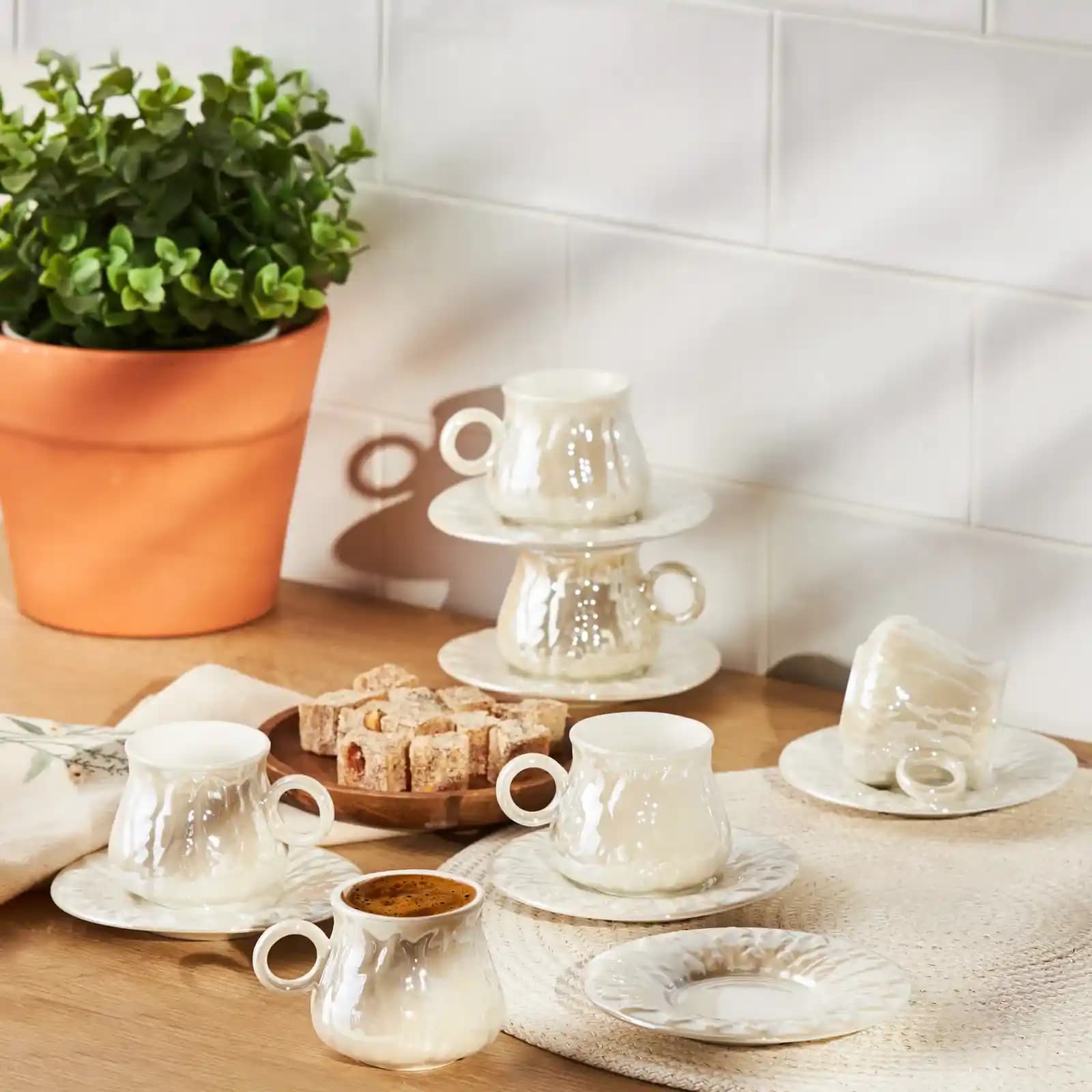 Fincan Kahve Takımlarıyla Ev Dekorasyonunuza Şıklık Katın ve Günlük Keyfi Artırın