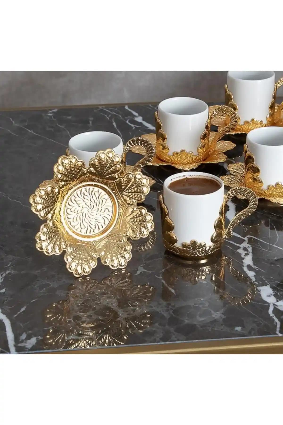 Fincan Sunum Setleri: Şıklık ve Fonksiyonelliği Bir Arada Sunan Dekorasyon Parçası