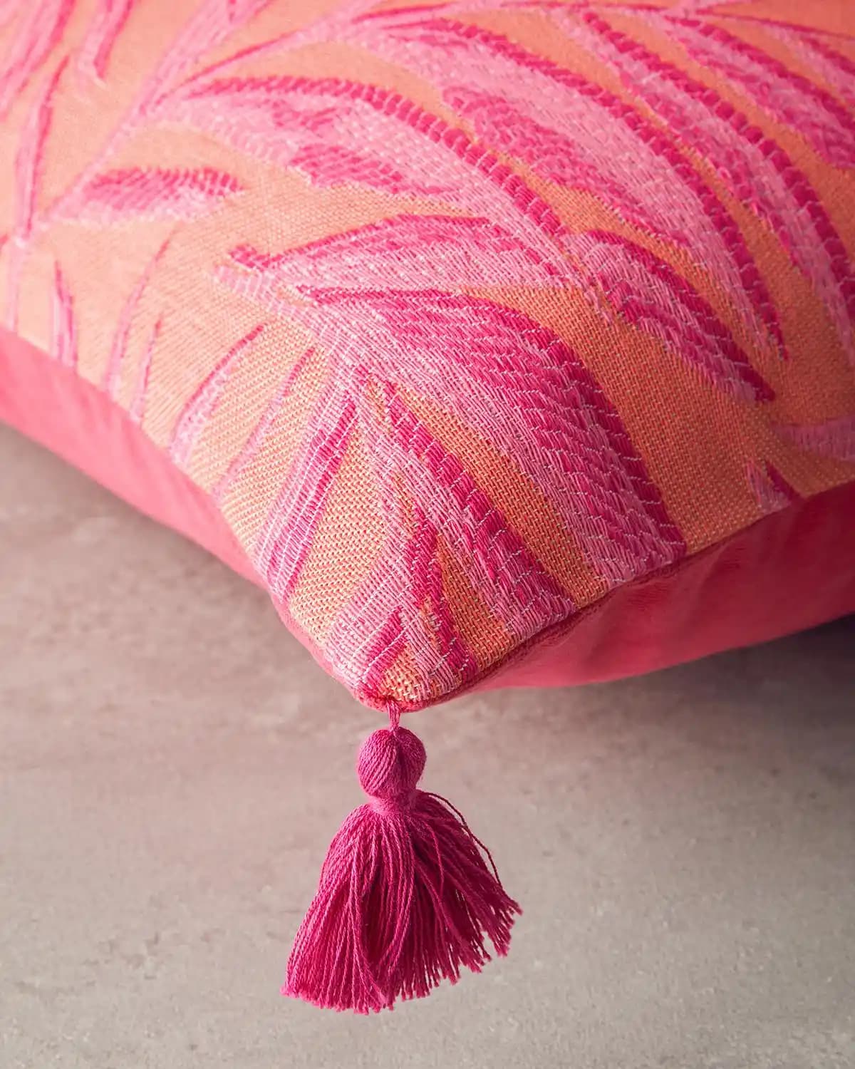 Fuşya Kırlentlerle Dekorasyonunuza Canlı ve Şık Bir Dokunuş Katın