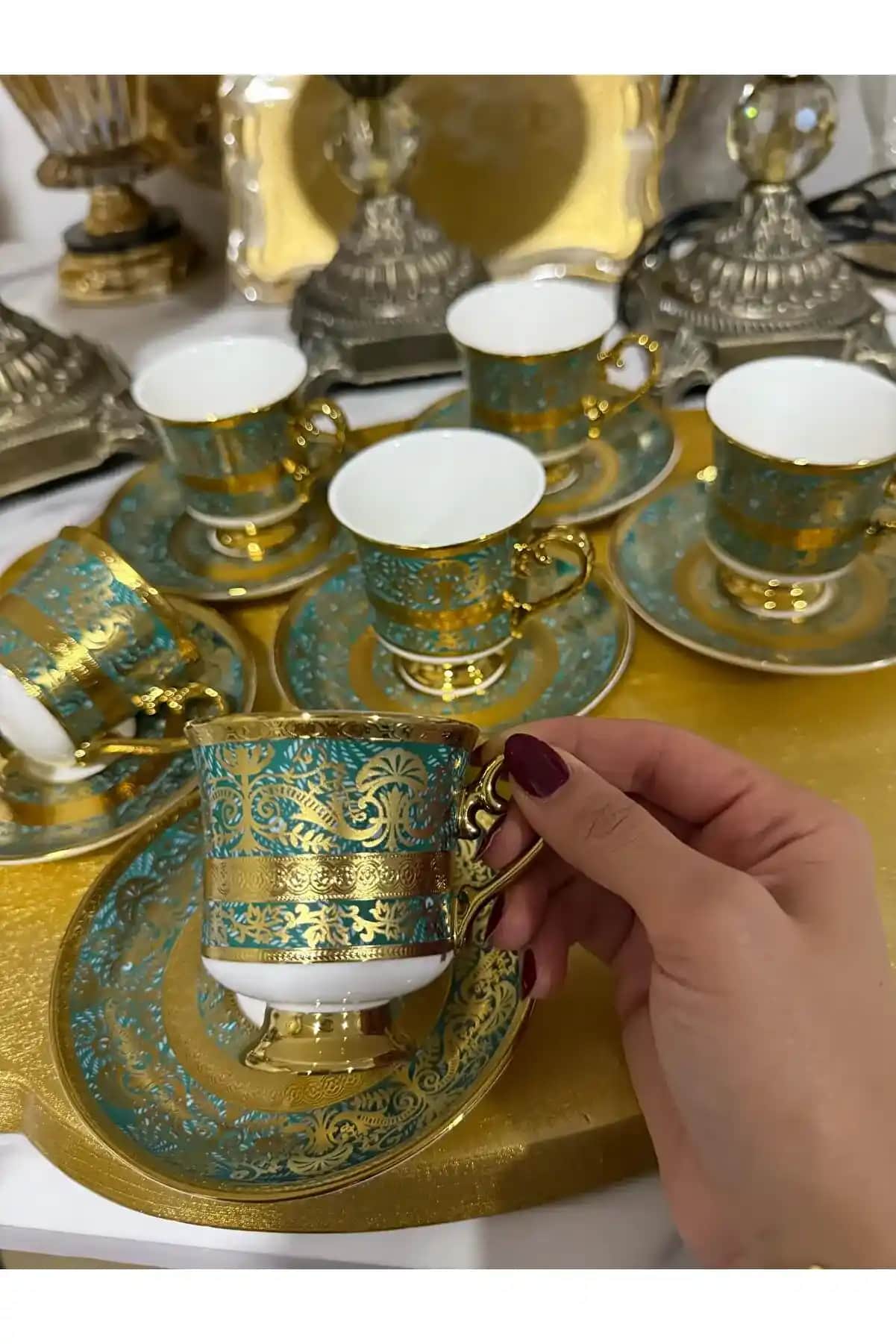 Gold Detaylı Fincan Takımlarıyla Ev Dekorasyonunda Zarafet ve Şıklık