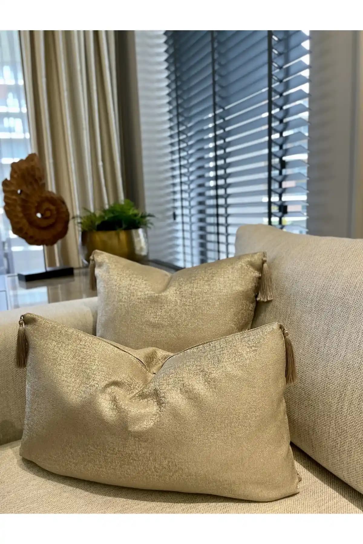 Gold Kırlentlerle Dekorasyonunuza Zarafet Katmanın Modern Yolları