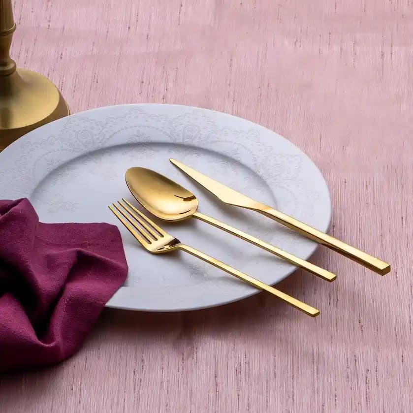 Gold Rengi Çatal Bıçak Takımı ile Sofralarınıza Zarafet Katın ve Dekorasyonunuzu Tamamlayın