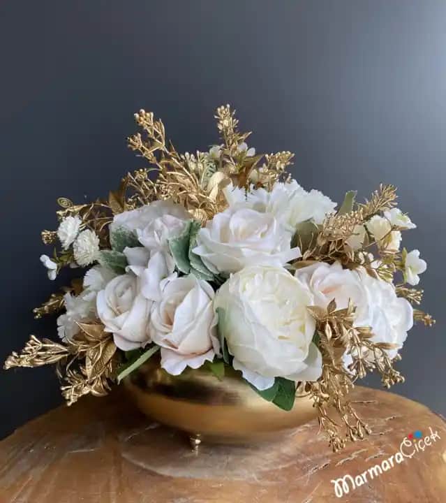 Gold Yapay Çiçeklerle Dekorasyon Trendleri ve Estetik Uygulamalar