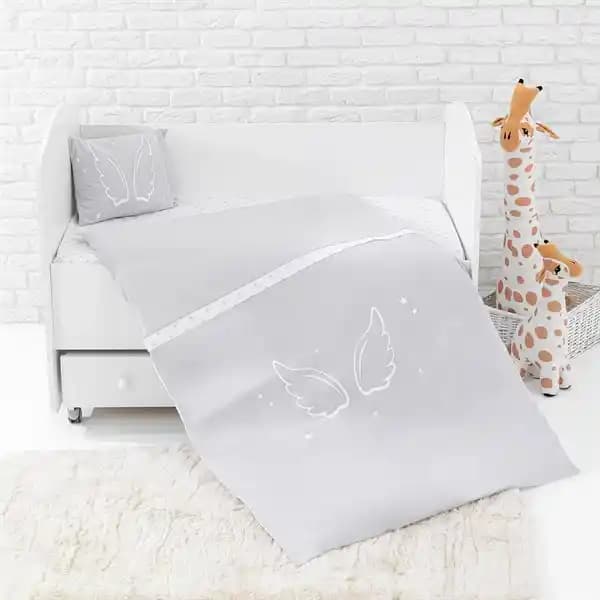 Gri Bebek Nevresim Takımı: Modern ve Şık Bebek Odası Dekorasyonu İçin İdeal Tercih