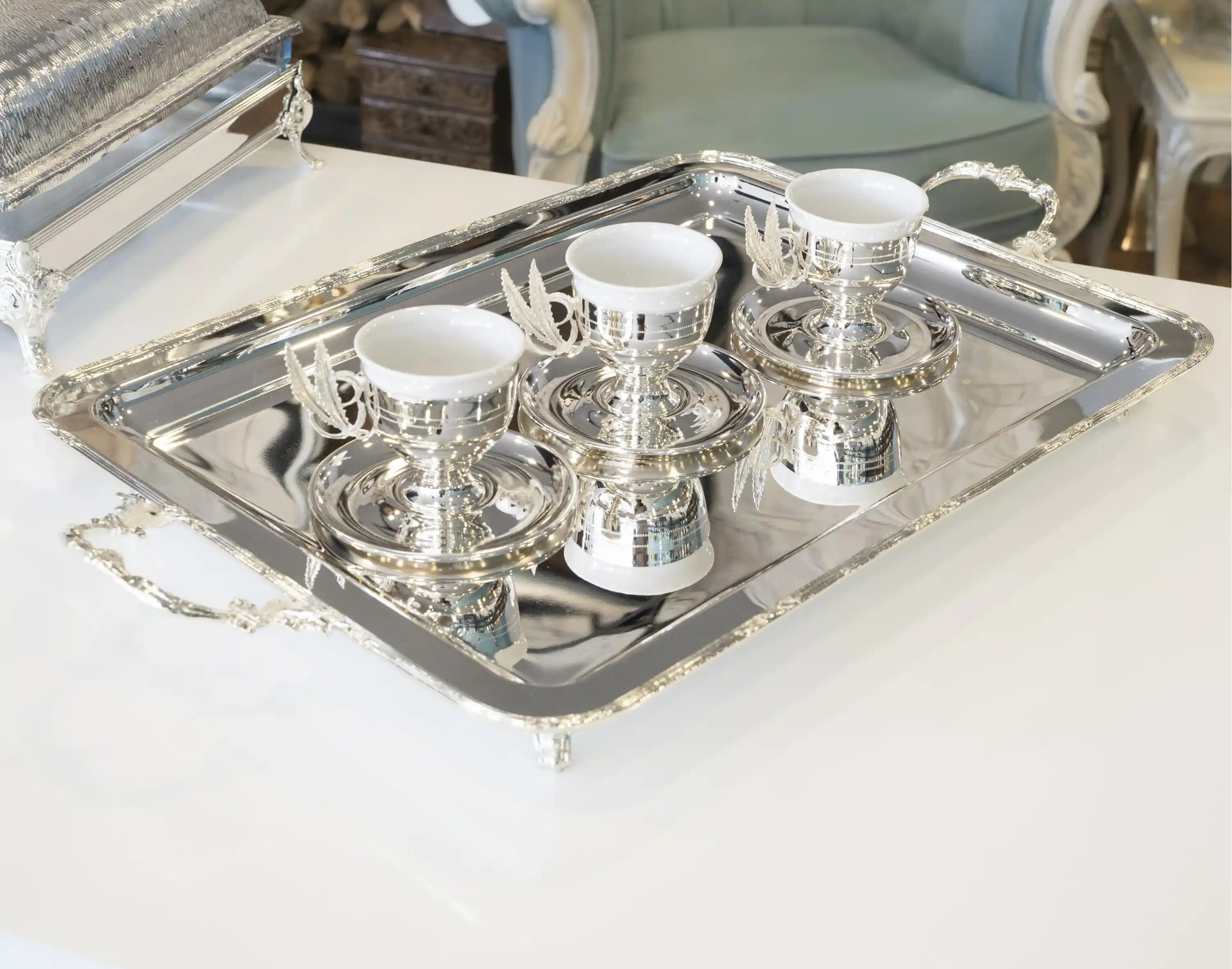 Gümüş Çay Tepsisi Dekorasyonda Zarafet ve İşlevselliğin Şık Buluşması