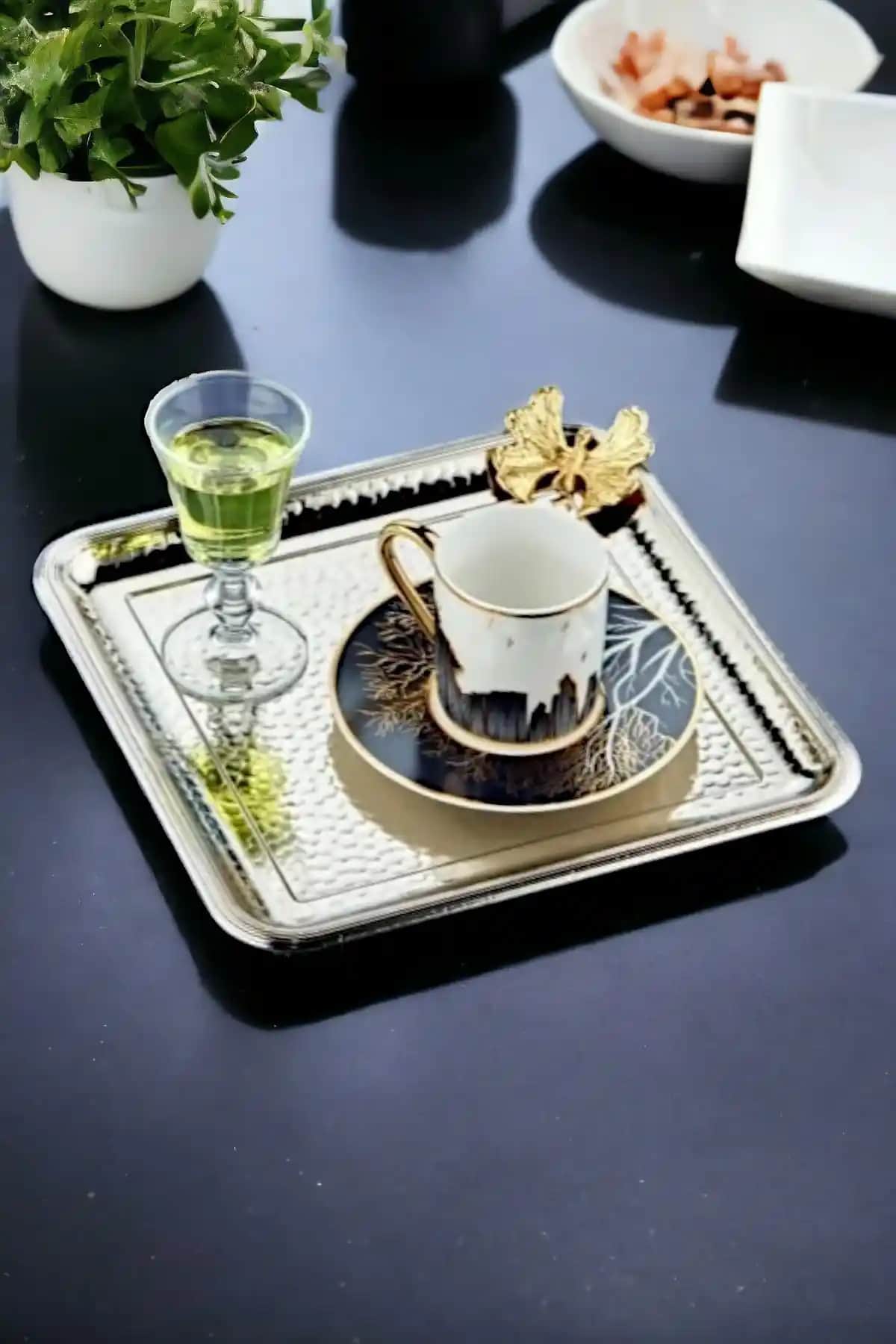 Gümüş Kahve Sunum Tepsisi ile Ev Dekorasyonunda Şıklık ve Fonksiyonellik