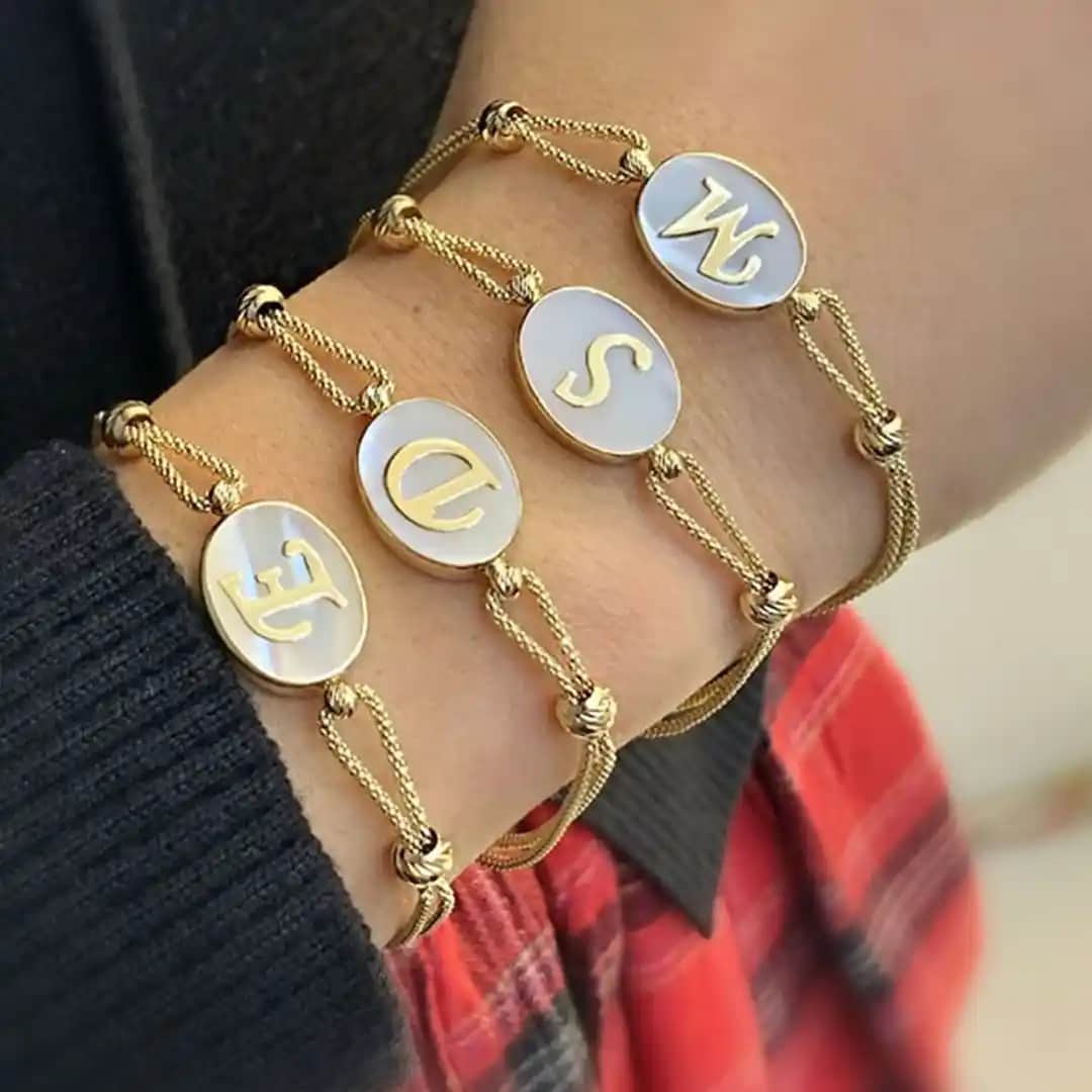 Harf Bilekliklerle Dekorasyon ve Mobilya Dünyasında Şıklık ve Kişisel Dokunuşlar