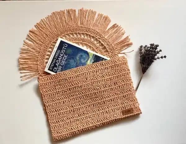 Hasır Clutch Çanta ile Doğal Şıklığın ve Fonksiyonelliğin Modern Buluşması