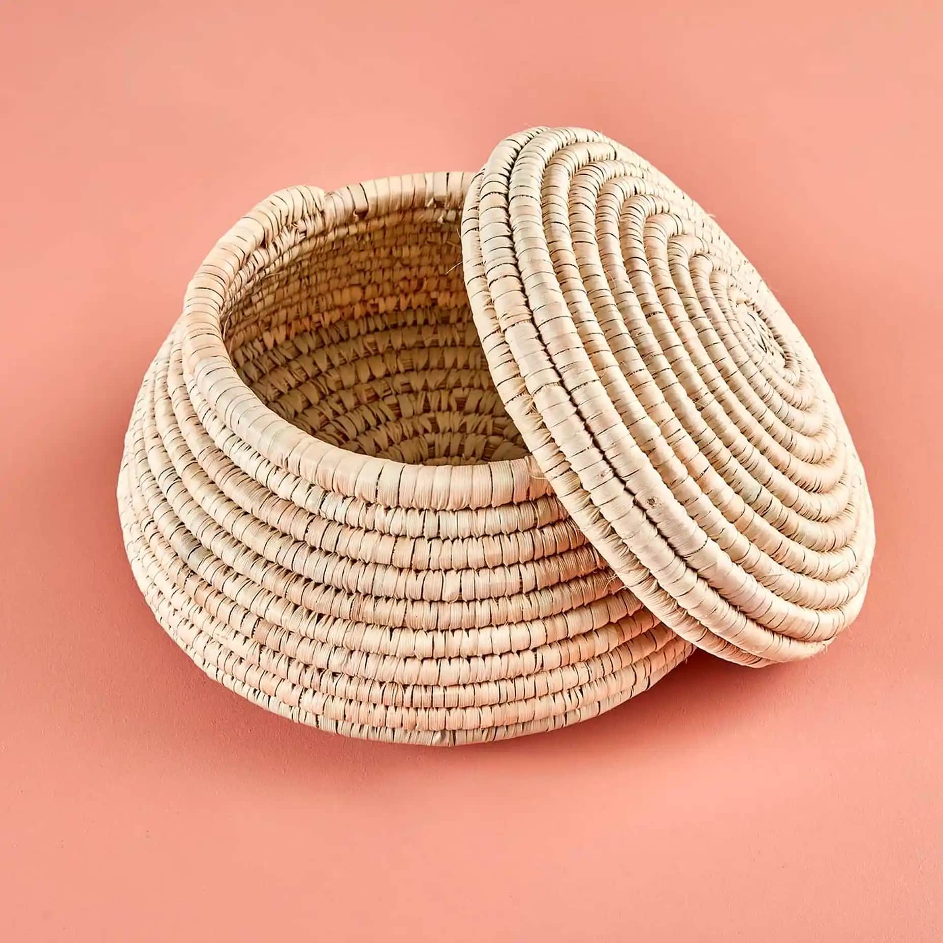 Hasır Kapaklı Kutular ile Dekorasyon ve Mobilyada Estetik ve Fonksiyonellik Artışı