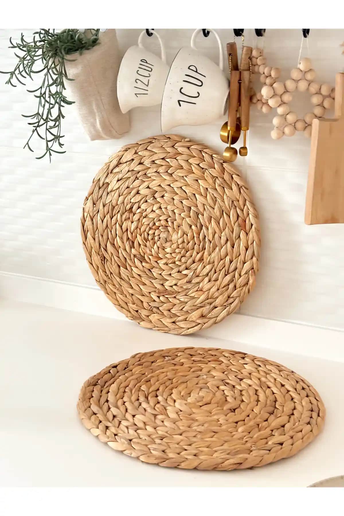 Hasır Servis Altlığı: Dekorasyonda Estetik ve Fonksiyonelliği Bir Arada Sunar