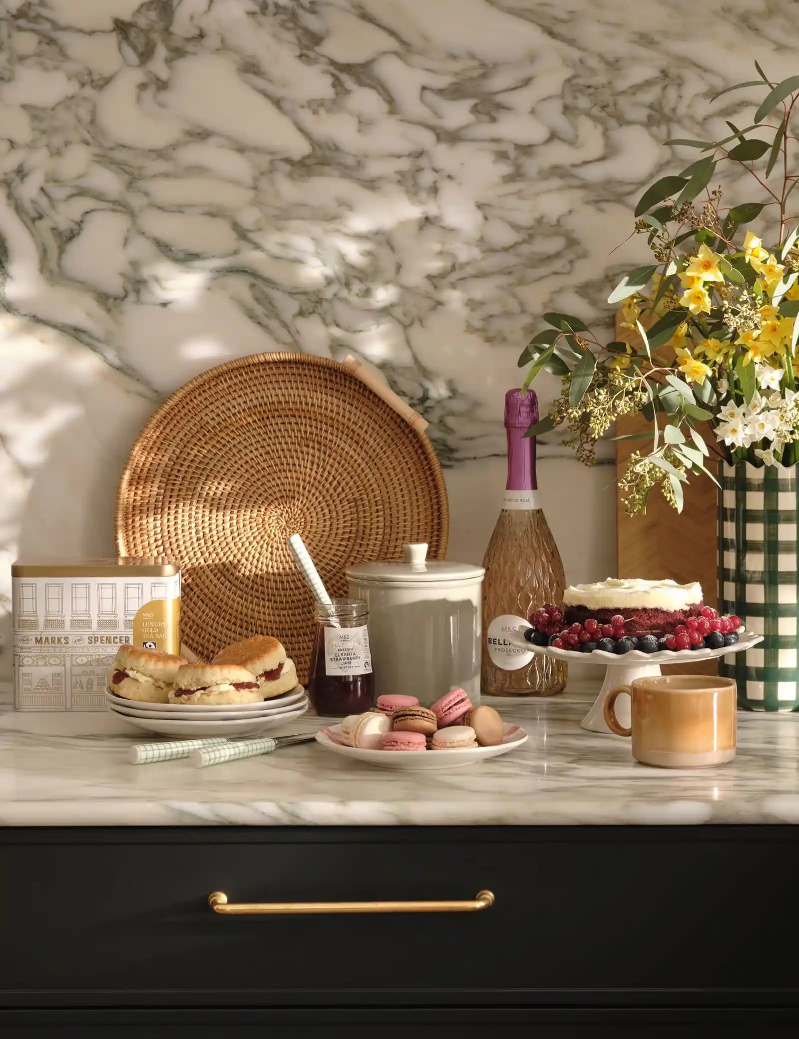 Hasır Yuvarlak Tepsi Dekorasyonda Estetik ve Fonksiyonellik Sunar