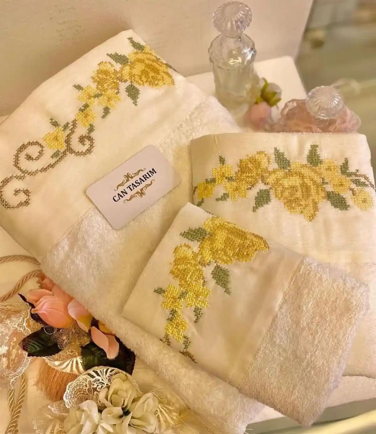 Havlu Nakışıyla Ev Dekorasyonunuza Zarif ve Şık Dokunuşlar Yapın