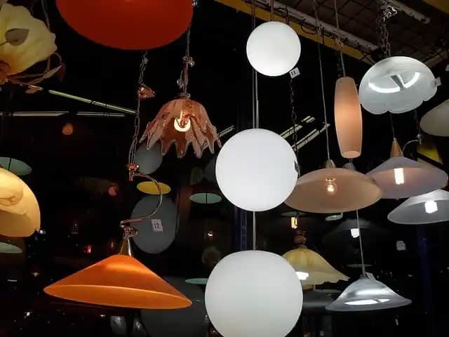 İç Mekan Dekorasyonunda Işıklan<dı>rma Modelleri ve Atmosfer Yaratma Teknikleri