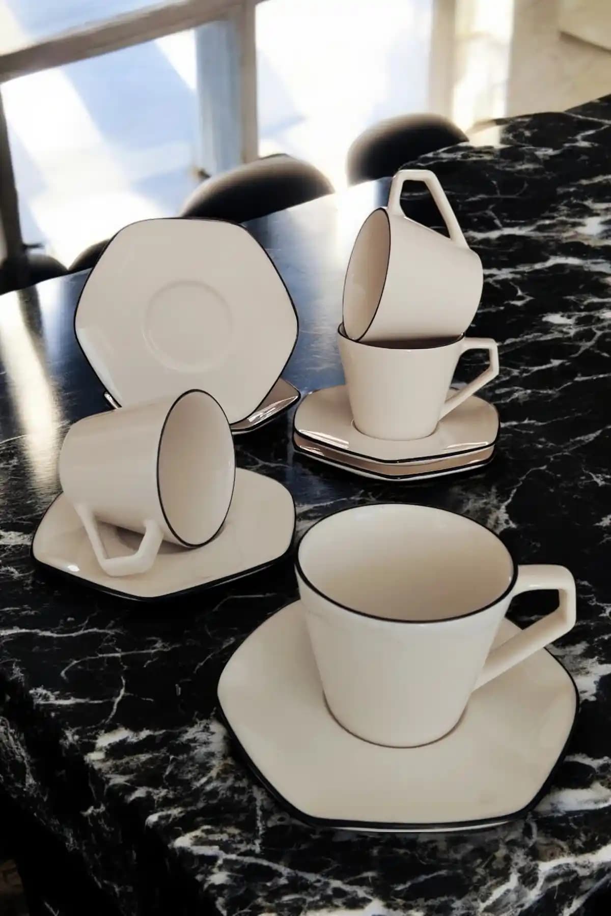 İnce Kahve Fincanı Tasarımı ve Dekorasyonda Zarafet İçin Rehberlik