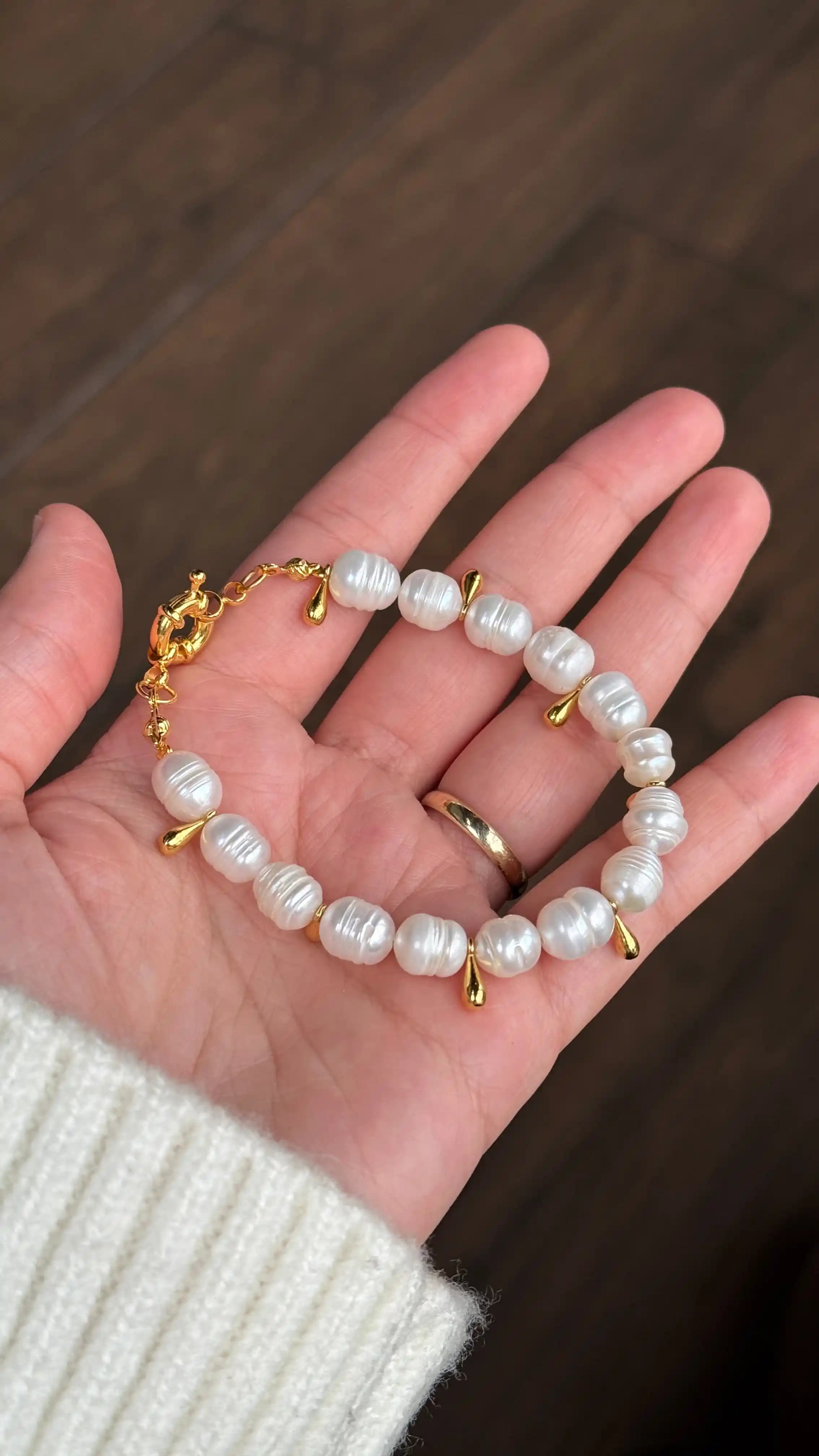 İnci Bilekliklerin Stil ve Dekorasyonda Kullanımına Yönelik Detaylı Rehber