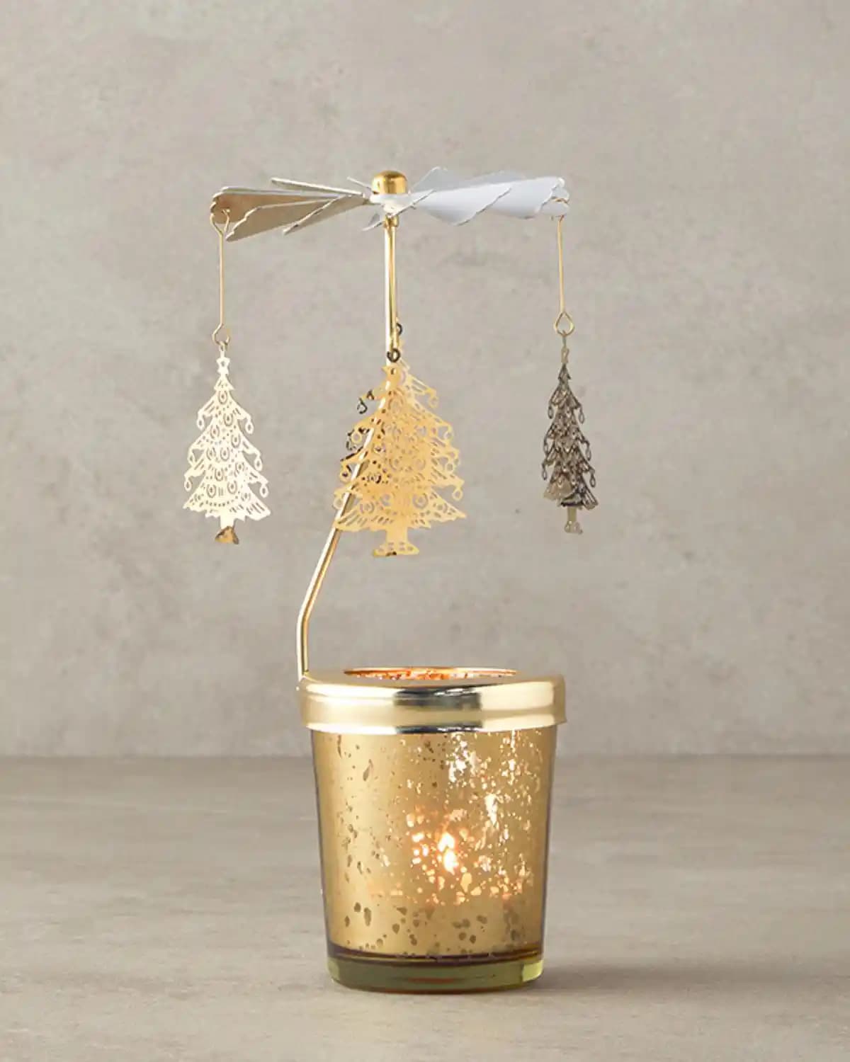 İngiliz Ev Dekorasyonunda Mumluklerin Zarif ve İşlevsel Kullanımı