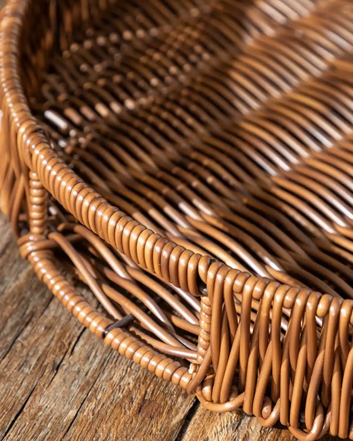 İngiliz Ev Dekorasyonunda Rattan Tepsi ile Şıklık ve İşlevsellik