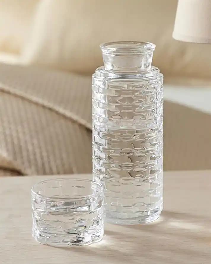 İngiliz Tarzı Ev Dekorasyonunda Başucu Şişeleri ve Zarif Detaylar