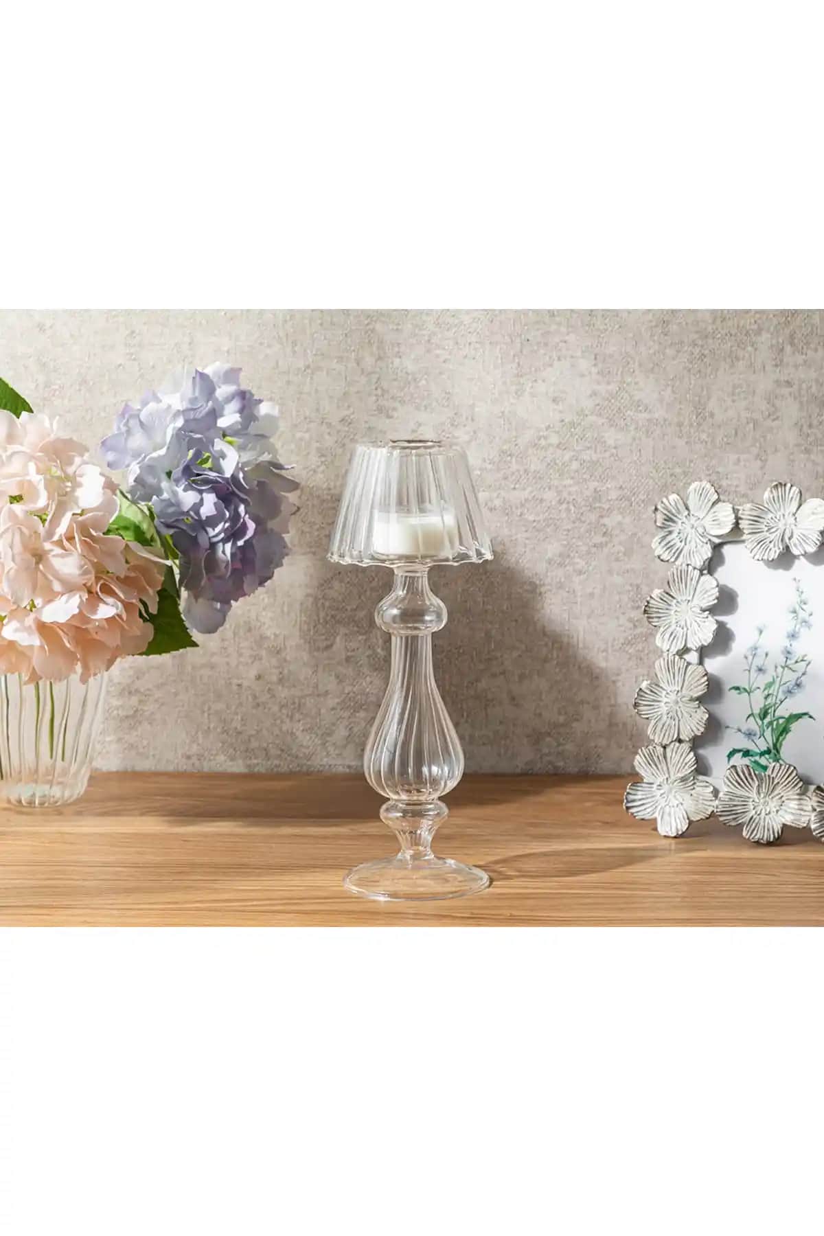 İngiliz Tarzı Ev Dekorasyonunda Cam Şamdan ve Mumluk Kullanımı Rehberi