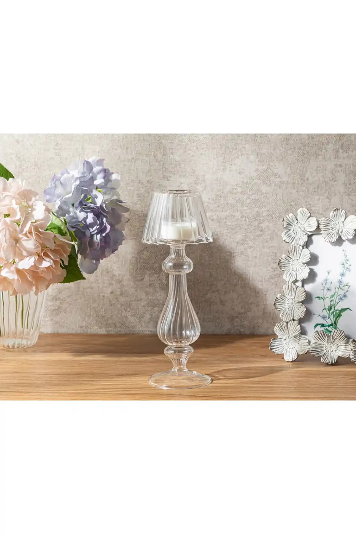 İngiliz Tarzı Ev Dekorasyonunda Cam Şamdan ve Mumluk Kullanımı Rehberi