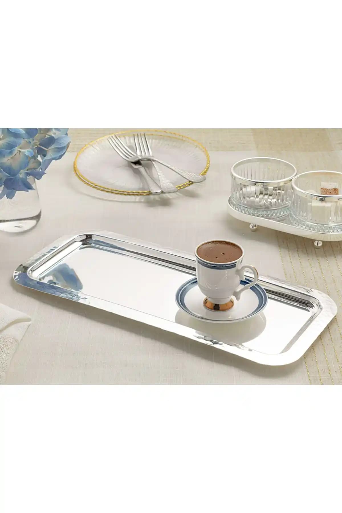 İngiliz Tarzı Ev Dekorasyonunda Gümüş Tepsilerin Şık ve Zarif Kullanımı