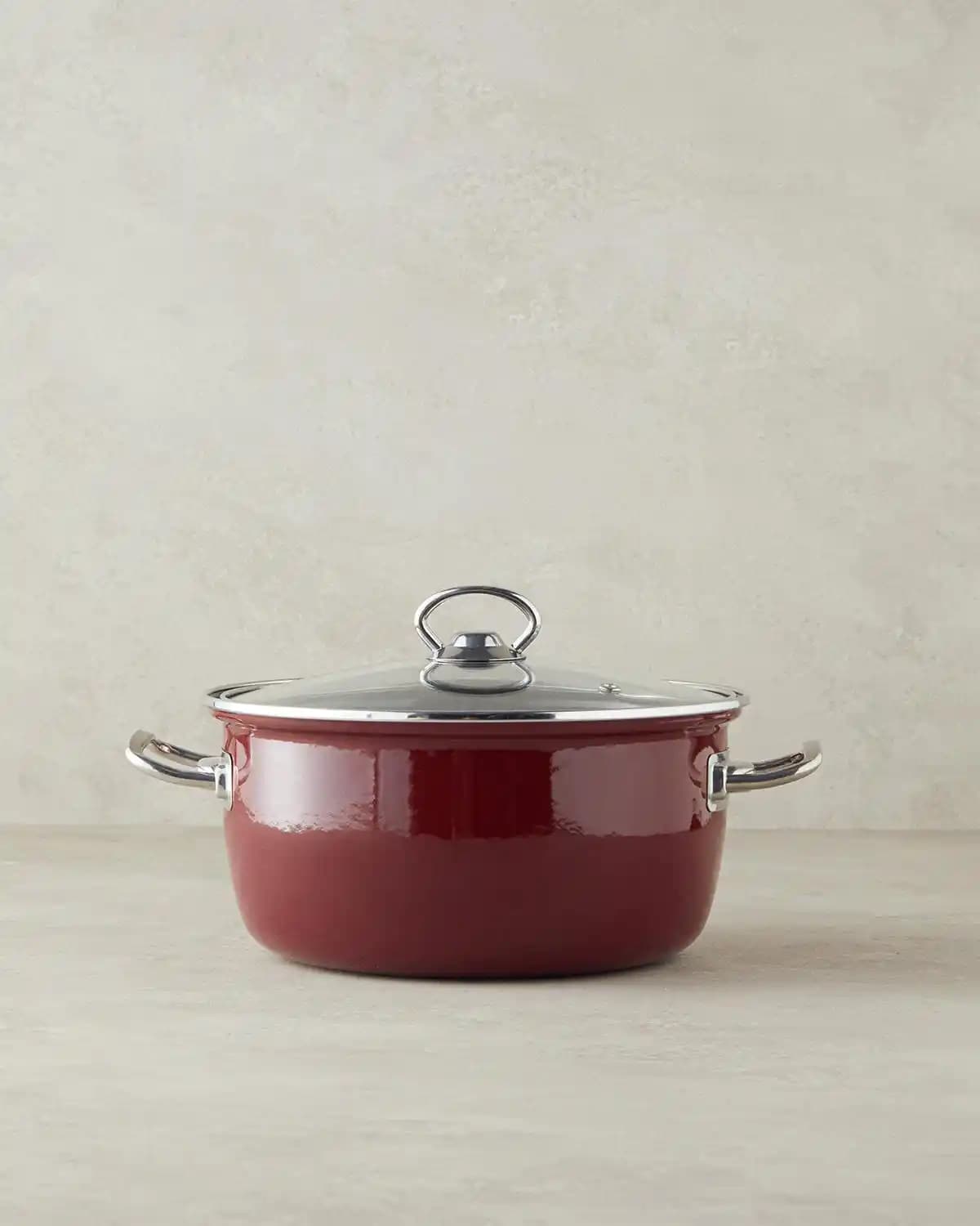 İngiliz Tarzı Evlerde Kızartma Tencereleri: Dekorasyon ve Mobilya Uyumu İncelemesi