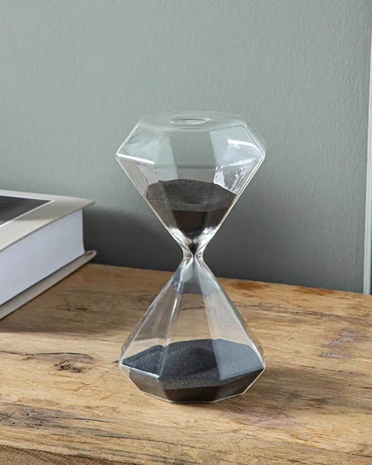 İngiliz Tarzı Evlerde Kum Saati Kullanımı ve Dekorasyon İpuçları